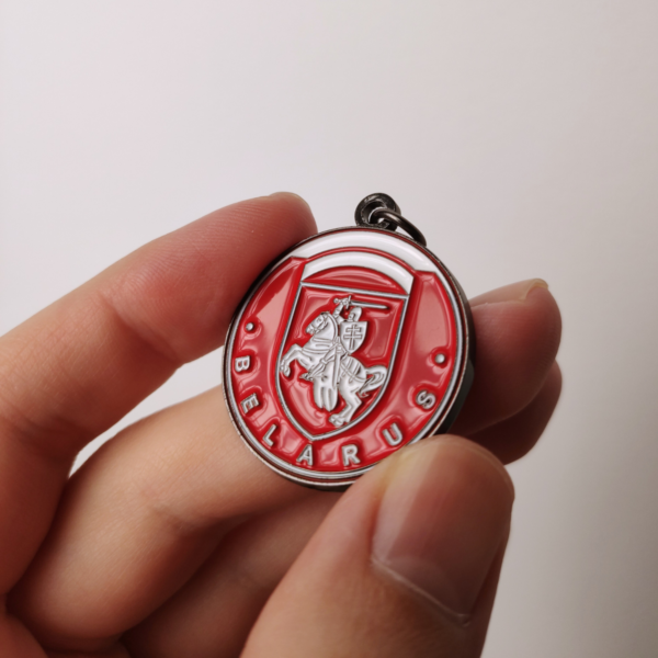 Бірулька металічная на ланцужку з гербам «Пагоня» з аўтанумароў Бірулька металічная на ланцужку з гербам «Пагоня» з аўтанумароў