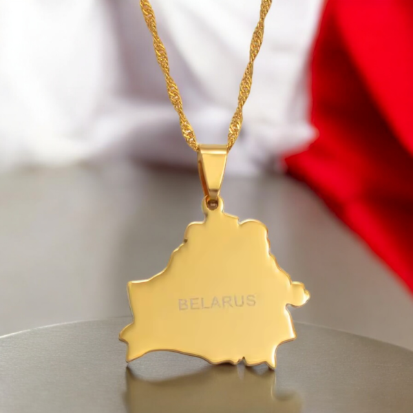 Кулон у выглядзе запоўненага контура Беларусі з надпісам BELARUS