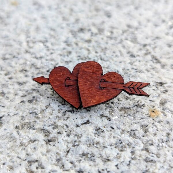Брошка драўляная «Каханне»