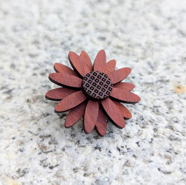 Брошка драўляная «Рамонка»