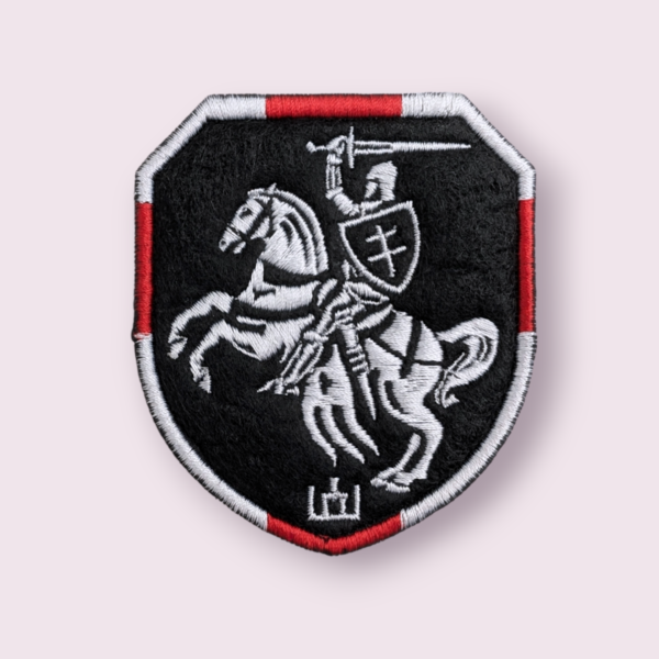 Нашыўка вышытая з гербам «Пагоня» і «Калюмнамі» (бела-чырвона-белы кант)