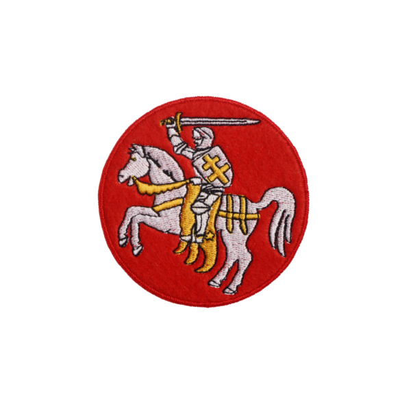 Нашыўка вышытая са старажытным гербам «Пагоня» на чырвоным фоне