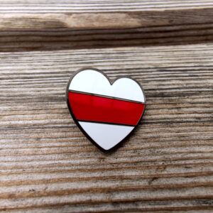 Значак металічны ў форме сэрца з бела-чырвона-белым сцягам