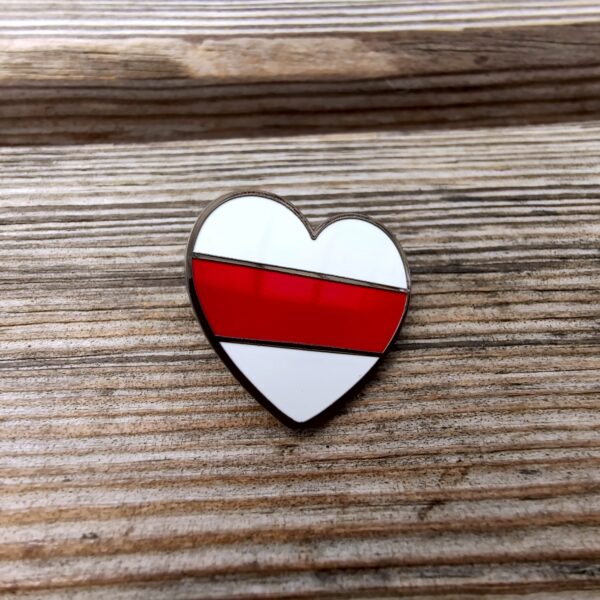 Значак металічны ў форме сэрца з бела-чырвона-белым сцягам
