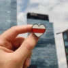 Значак металічны ў форме сэрца з бела-чырвона-белым сцягам