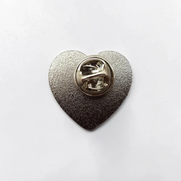 Значак металічны ў форме сэрца з бела-чырвона-белым сцягам