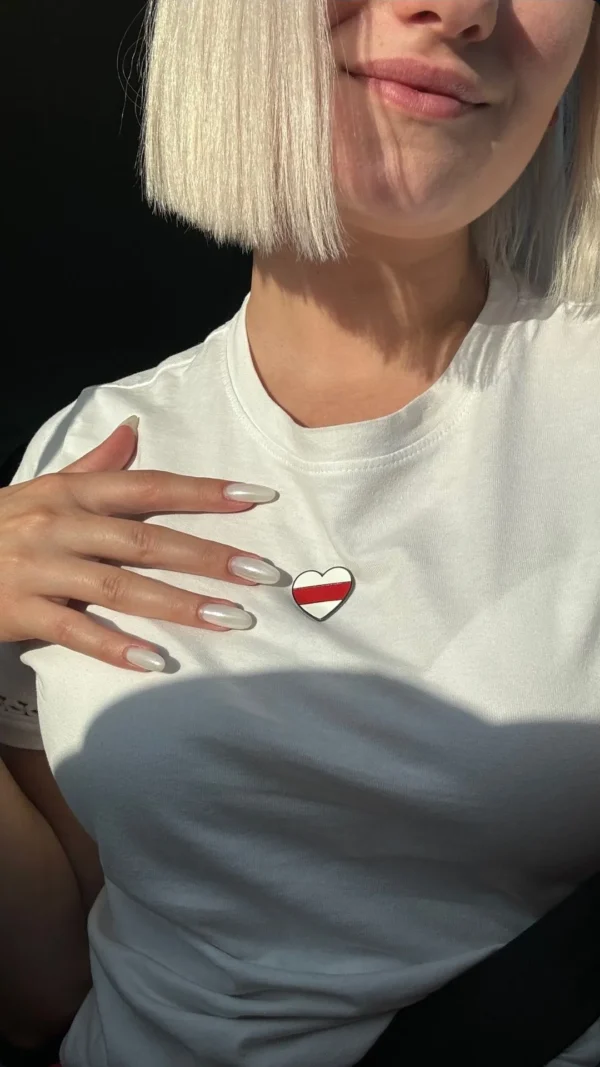 Значак металічны ў форме сэрца з бела-чырвона-белым сцягам