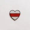 Значак металічны ў форме сэрца з бела-чырвона-белым сцягам