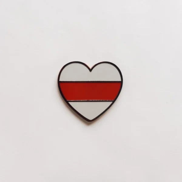 Значак металічны ў форме сэрца з бела-чырвона-белым сцягам