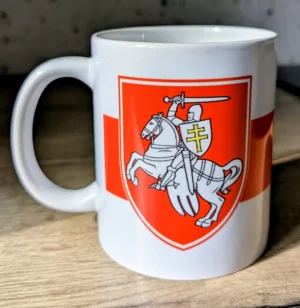 Кубак керамічны з гербам «Пагоня» і бела-чырвона-белым сцягам.